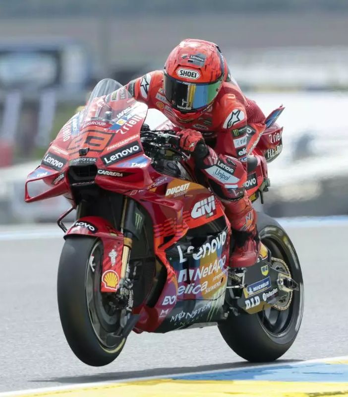 Marc Marquez vince anche la sprint di Le Mans, caduta per Bagnaia