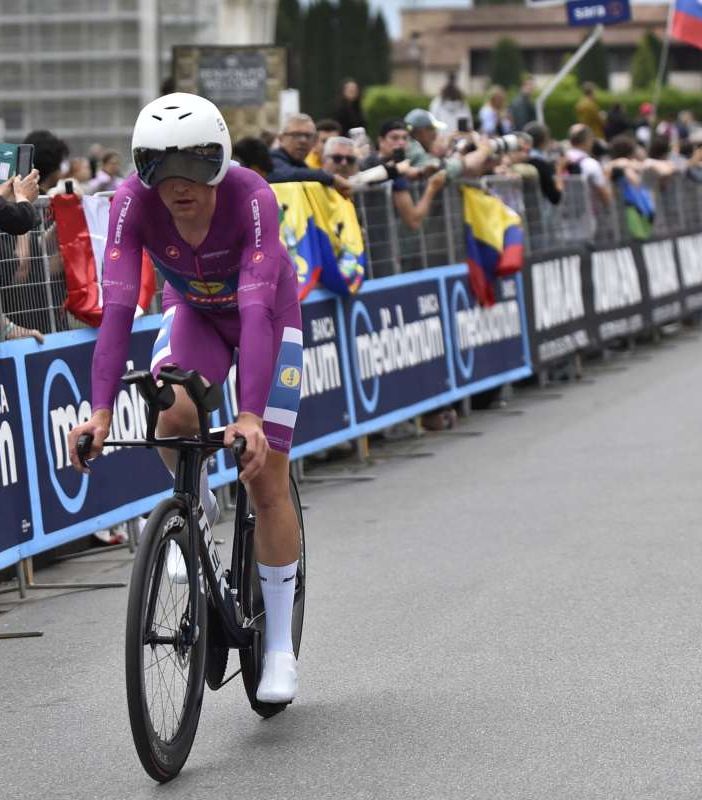 Hoole vince la crono di Pisa, Del Toro resta maglia rosa