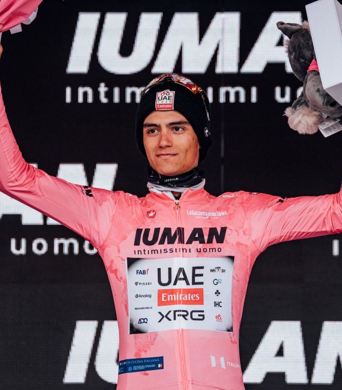 Del Toro vince la tappa con la maglia rosa a Bormio