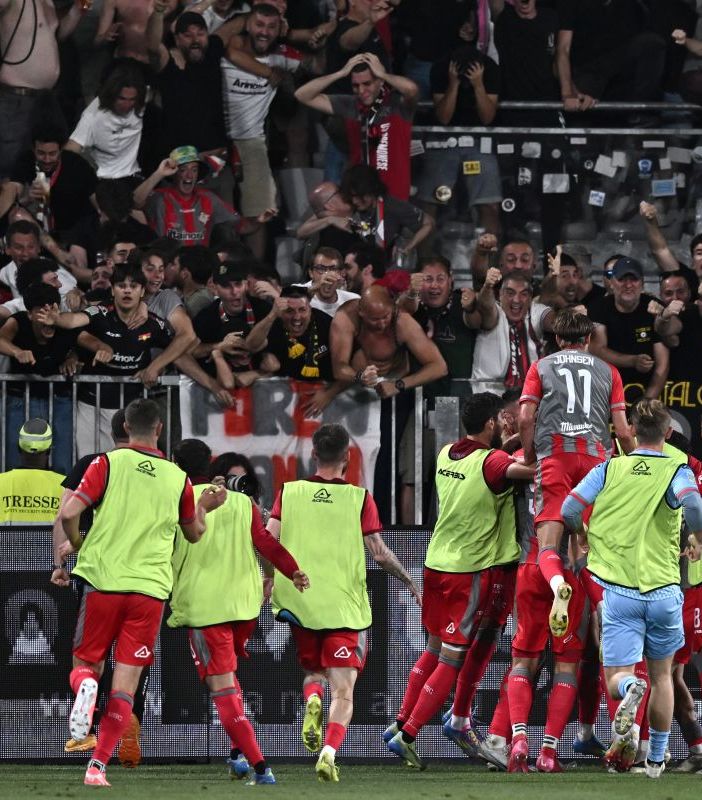 La Cremonese vince 3-2 a La Spezia e torna in serie A