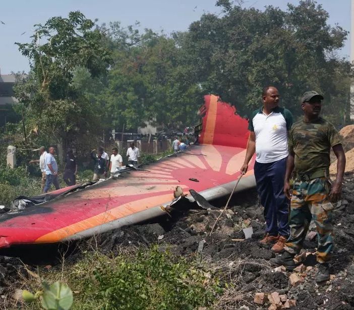 Aereo per Londra si schianta in India, un sopravvissuto. Oltre 200 morti