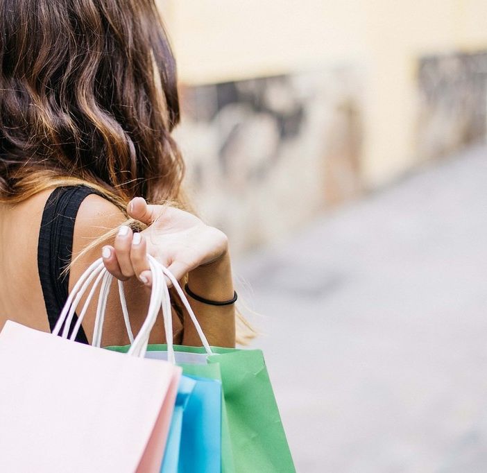 Natale 2024: tradizione e scelte di acquisto tra giovani, donne e adulti