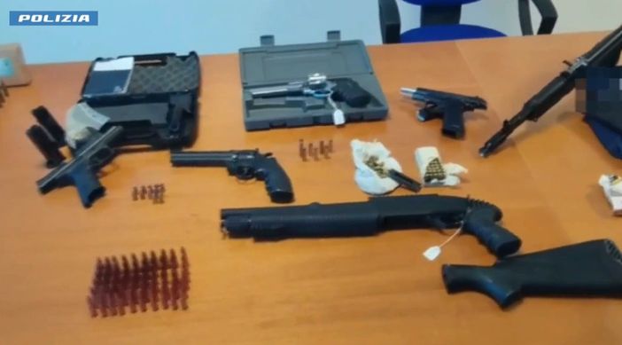 Arrestato latitante nel siracusano, aveva arsenale nel covo
