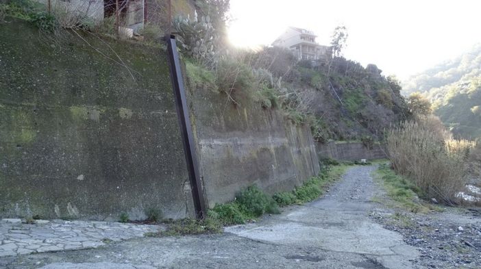 Dissesto idrogeologico, dal via ai lavori per salvare Mandanici: paratie e reti metalliche per fermare le frane Dissesto idrogeologico, dal via ai lavori per salvare Mandanici: paratie e reti metalliche per fermare le frane