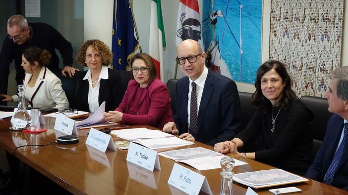 Dopo 15 anni di assenza, il Giro di Sardegna torna a portare il grande ciclismo nell'isola: cinque tappe a fine febbraio 2026. Dopo 15 anni di assenza, il Giro di Sardegna torna a portare il grande ciclismo nell'isola: cinque tappe a fine febbraio 2026.