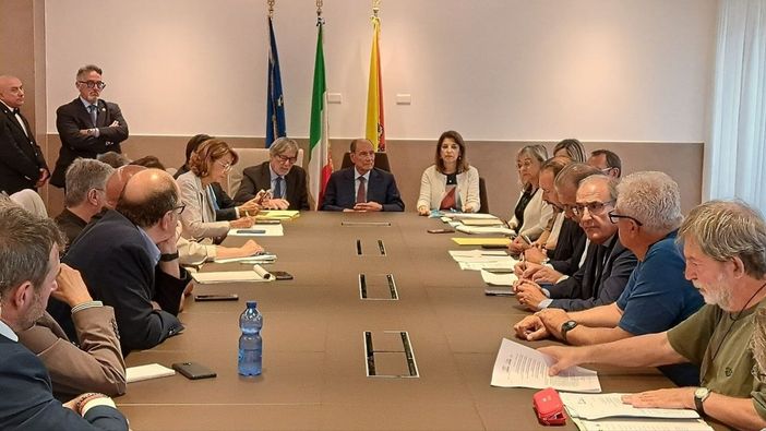 Schifani incontra i sindacati: "Vicini al personale. Direttive per il nuovo contratto e 10 milioni per il welfare" Schifani incontra i sindacati: "Vicini al personale. Direttive per il nuovo contratto e 10 milioni per il welfare"