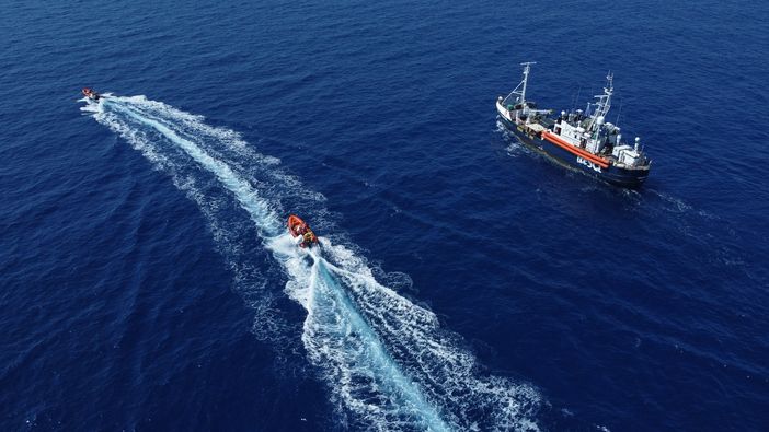 Il ciclone Harry ferma la nave di ResQ, l’organizzazione lancia la campagna “Insieme, torniamo in mare”