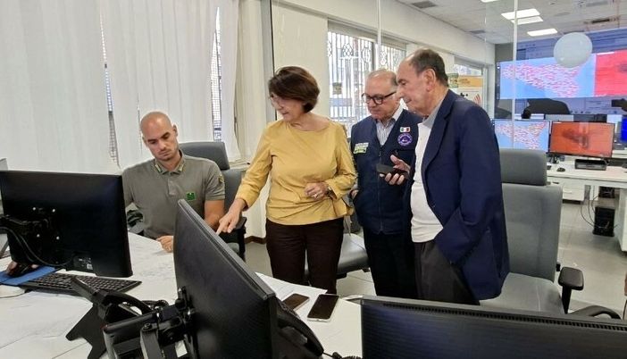 Incendi in Sicilia, Schifani in visita alla sala operativa: "Qui il cuore dell'emergenza, non abbasseremo la guardia" Incendi in Sicilia, Schifani in visita alla sala operativa: "Qui il cuore dell'emergenza, non abbasseremo la guardia"