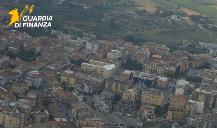 Cellulari in carcere per comunicare con i clan della ‘Ndrangheta, 46 indagati Cellulari in carcere per comunicare con i clan della ‘Ndrangheta, 46 indagati