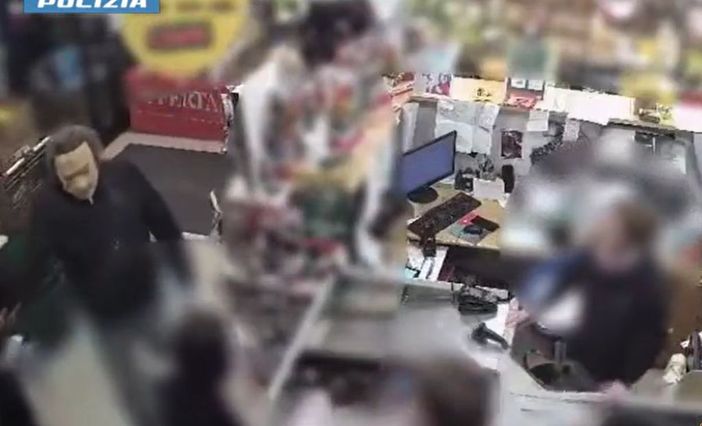 Rapinatore con maschera in silicone incastrato da dipendente, arrestato a Roma Rapinatore con maschera in silicone incastrato da dipendente, arrestato a Roma