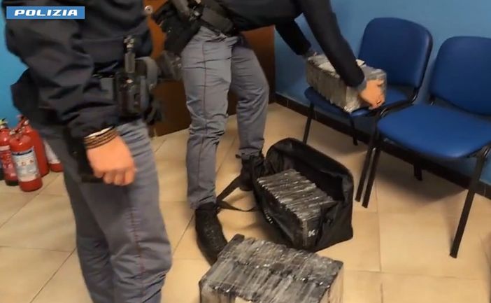 Sequestrati 230 kg cocaina alla frontiera di Ventimiglia, arrestato camionista Sequestrati 230 kg cocaina alla frontiera di Ventimiglia, arrestato camionista