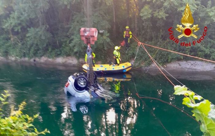 Auto finisce in un canale nel milanese, 3 morti Auto finisce in un canale nel milanese, 3 morti