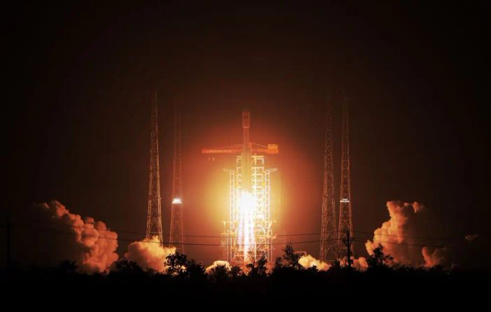 Cina, il razzo Long March-8 invia nello spazio nuovi satelliti Internet Cina, il razzo Long March-8 invia nello spazio nuovi satelliti Internet