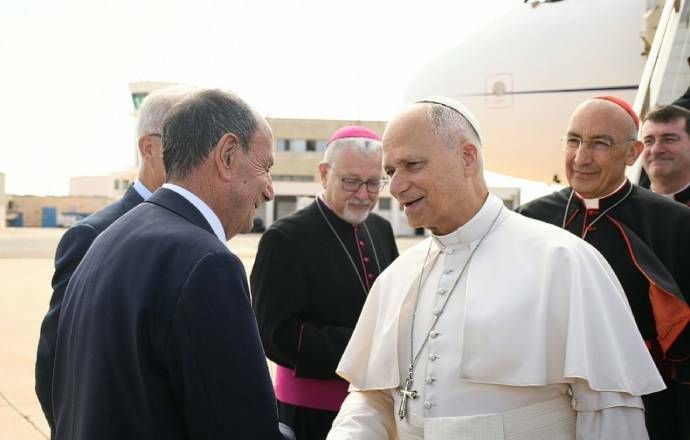Papa Leone lascia Lampedusa, Schifani: "Giornata storica, la Sicilia c'è". Al Pontefice donata una triscele in ceramica