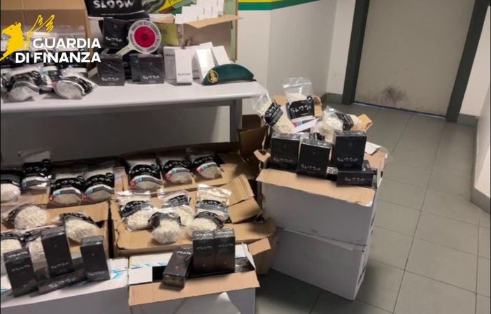 Smantellata filiera fumo illegale a Palermo, sequestro per 11 milioni Smantellata filiera fumo illegale a Palermo, sequestro per 11 milioni