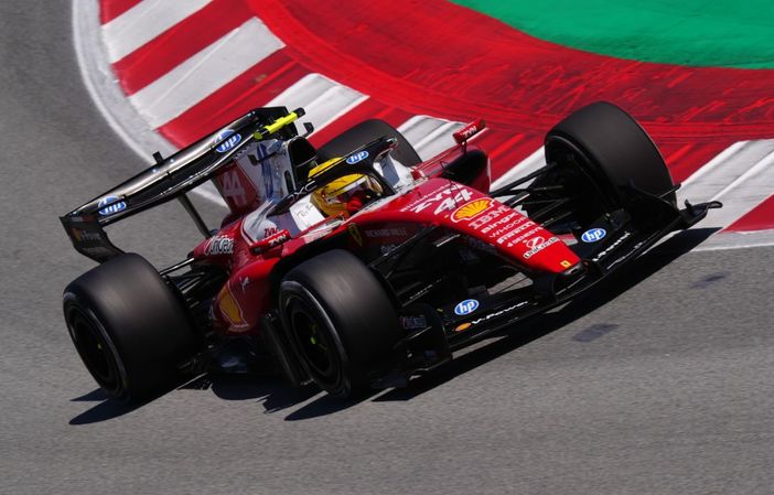 Trionfo Ferrari a Barcellona: vince Hamilton su Russell, Antonelli e Leclerc out Trionfo Ferrari a Barcellona: vince Hamilton su Russell, Antonelli e Leclerc out