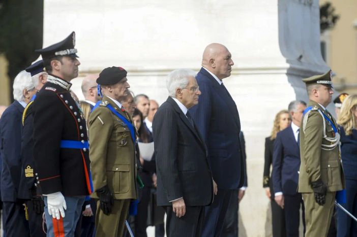25 Aprile, Mattarella depone corona di alloro all’altare della Patria 25 Aprile, Mattarella depone corona di alloro all’altare della Patria