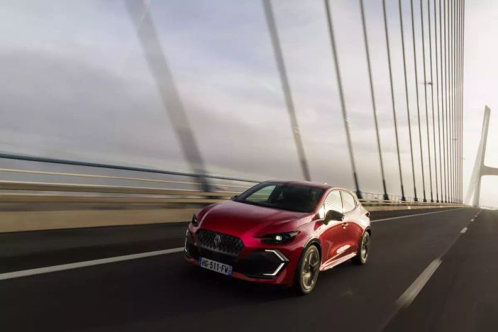 Nuova Renault Clio: la compatta che ridefinisce le regole del segmento
