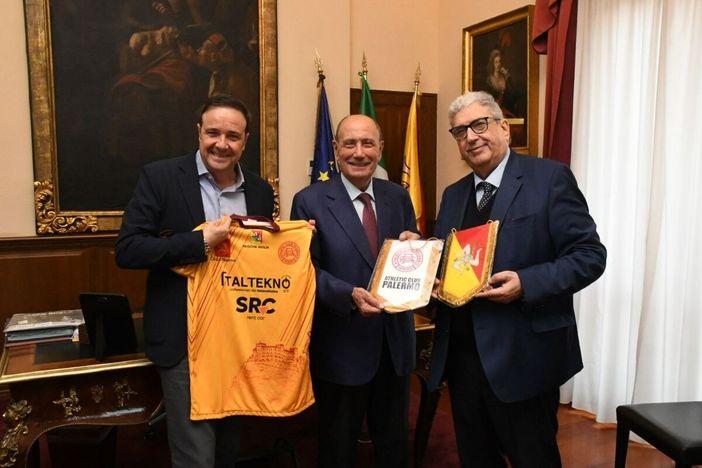 L’Athletic Club Palermo omaggia Schifani: la maglia con il Castello e Santa Rosalia arriva a Palazzo d’Orleans L’Athletic Club Palermo omaggia Schifani: la maglia con il Castello e Santa Rosalia arriva a Palazzo d’Orleans
