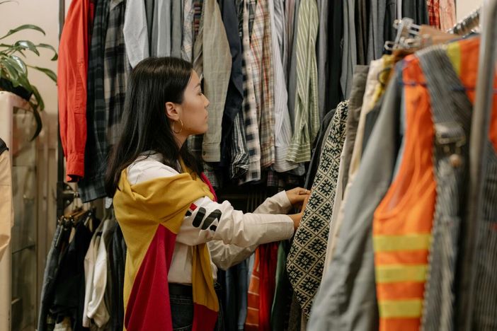 Il boom del second hand: scelta sostenibile o necessità economica?