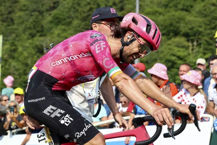 Simon Yates vince la decima tappa del Tour, Healy nuova maglia gialla Simon Yates vince la decima tappa del Tour, Healy nuova maglia gialla