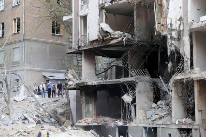 Ucraina, attacco russo nella notte, almeno due morti. Allarme in Polonia