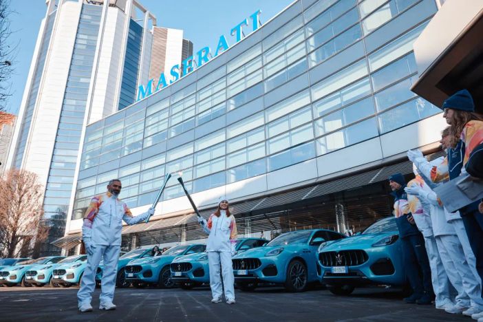 La nuova Maserati Grecale Cristallo saluta il passaggio della Fiamma Olimpica La nuova Maserati Grecale Cristallo saluta il passaggio della Fiamma Olimpica