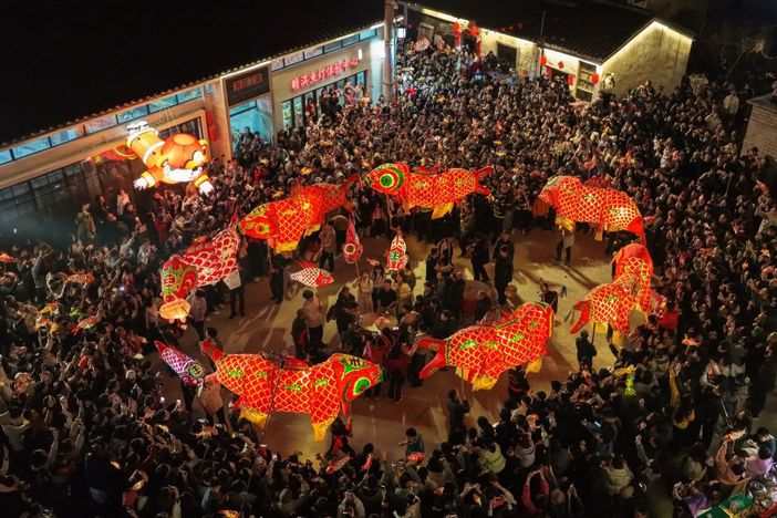 Cina, Anhui ospita la tradizionale parata di lanterne a forma di pesce Cina, Anhui ospita la tradizionale parata di lanterne a forma di pesce