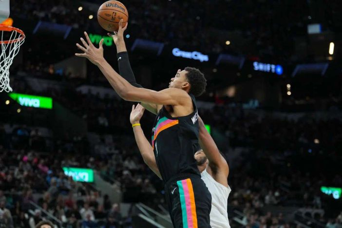 Ottava vittoria di fila degli Spurs, Bucks fuori dalla post-season Ottava vittoria di fila degli Spurs, Bucks fuori dalla post-season