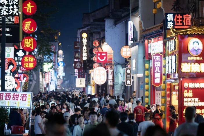 In Cina aumentano i viaggi interni e le spese per il turismo In Cina aumentano i viaggi interni e le spese per il turismo