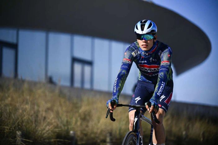 Magnier vince in volata a Burgas, è la prima maglia rosa del Giro Magnier vince in volata a Burgas, è la prima maglia rosa del Giro