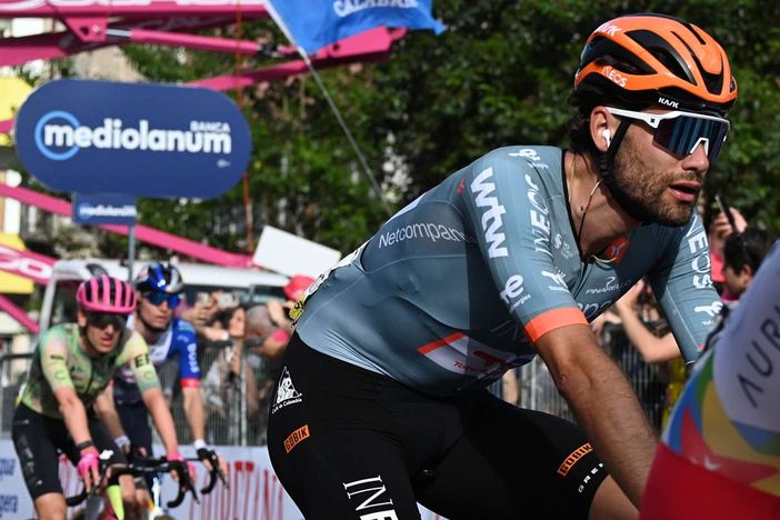 Ganna domina la crono di Massa, Eulalio resta in maglia rosa