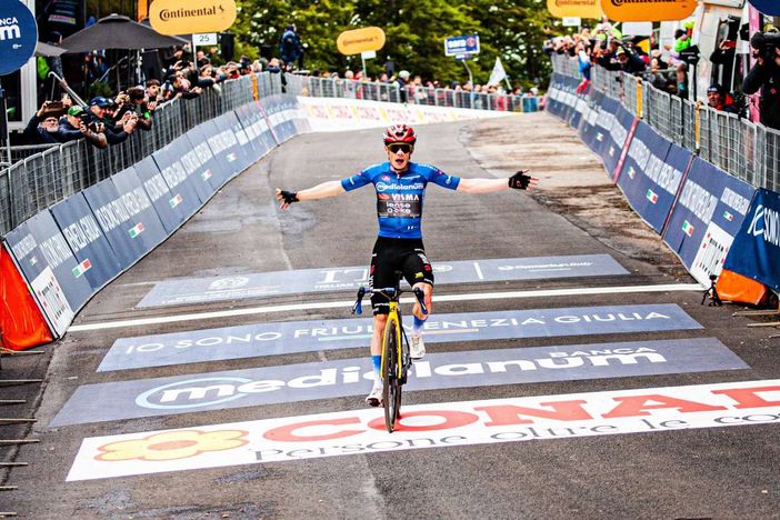 Vingegaard vince il tappone di Pila e veste la maglia rosa al Giro2026 Vingegaard vince il tappone di Pila e veste la maglia rosa al Giro2026