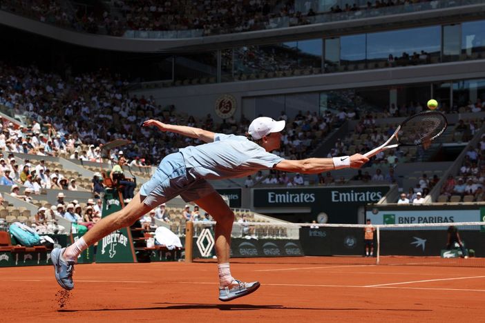 Crollo fisico per Sinner, è fuori al secondo turno del Roland Garros Crollo fisico per Sinner, è fuori al secondo turno del Roland Garros