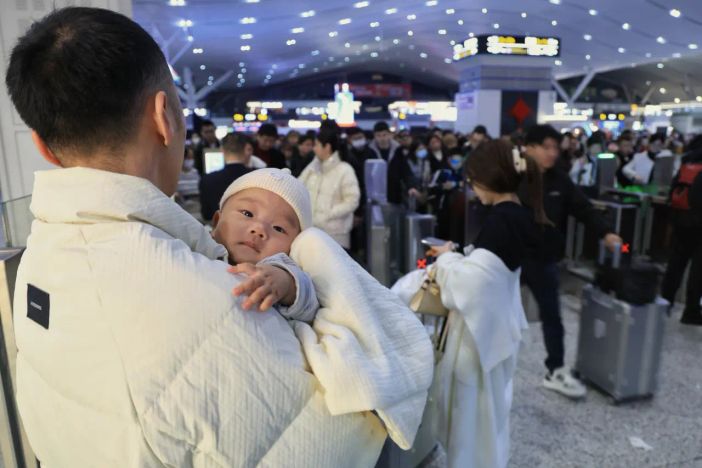 Cina, stanziati 99,9 mld di yuan per sussidi all’infanzia per il 2026