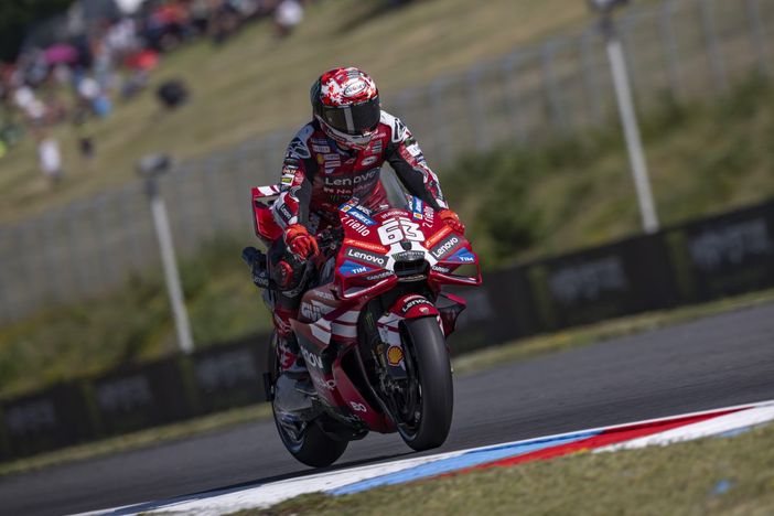 Bagnaia vince la Sprint di Brno davanti a Ogura e Marquez, out Bezzecchi Bagnaia vince la Sprint di Brno davanti a Ogura e Marquez, out Bezzecchi