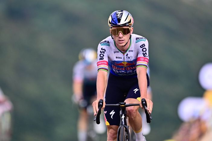 Evenepoel beffa Pogacar e vince la 15esima tappa al Tour, ritiro Vingegaard Evenepoel beffa Pogacar e vince la 15esima tappa al Tour, ritiro Vingegaard