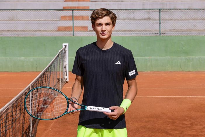 Giovane tennista Vasamì testimonial Intesa Sanpaolo con Sinner e Paolini