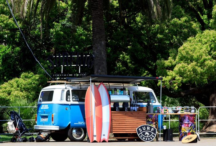 Tra bancarelle e sogni: quando il lavoro riparte dalla strada Tra bancarelle e sogni: quando il lavoro riparte dalla strada