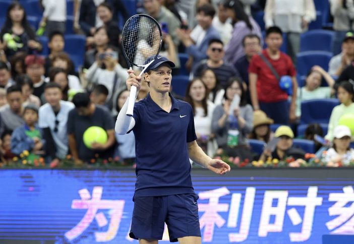 Sinner in finale a Pechino, battuto De Minaur in 3 set