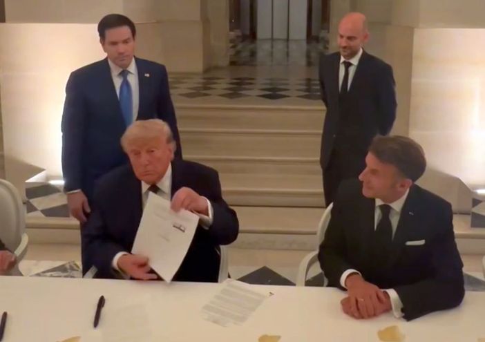Trump firma l’accordo, Teheran conferma. Hormuz riaperto subito Trump firma l’accordo, Teheran conferma. Hormuz riaperto subito