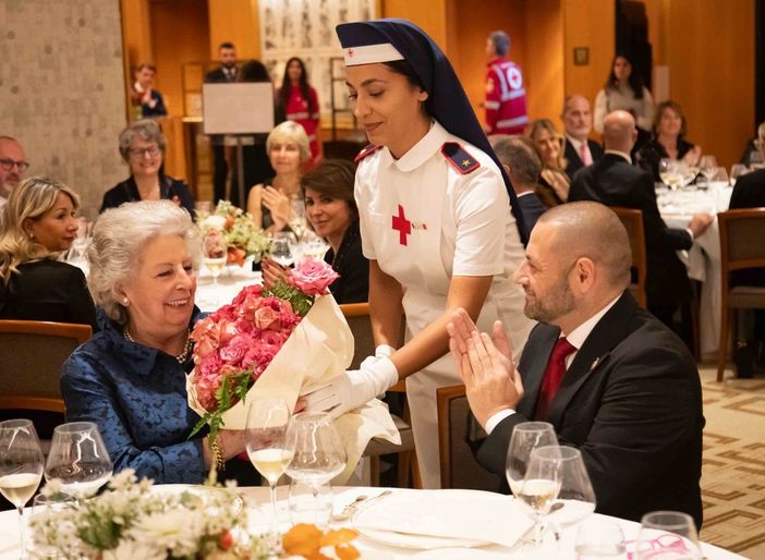 Conferimento medaglia d’oro Croce Rossa Italiana ad Elsa Antonioli Monti Conferimento medaglia d’oro Croce Rossa Italiana ad Elsa Antonioli Monti