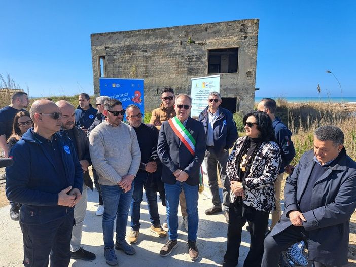 Prima barriera "acchiappa plastica" in Sicilia. Alla foce del Dirillo la difesa del mare parte dal fiume