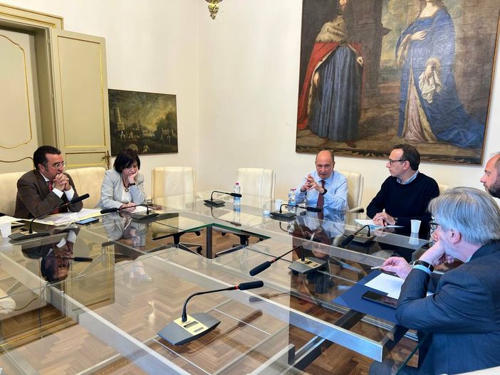 Caro carburanti e Stretto di Messina: vertice a Palazzo d'Orléans per salvare il trasporto merci Caro carburanti e Stretto di Messina: vertice a Palazzo d'Orléans per salvare il trasporto merci