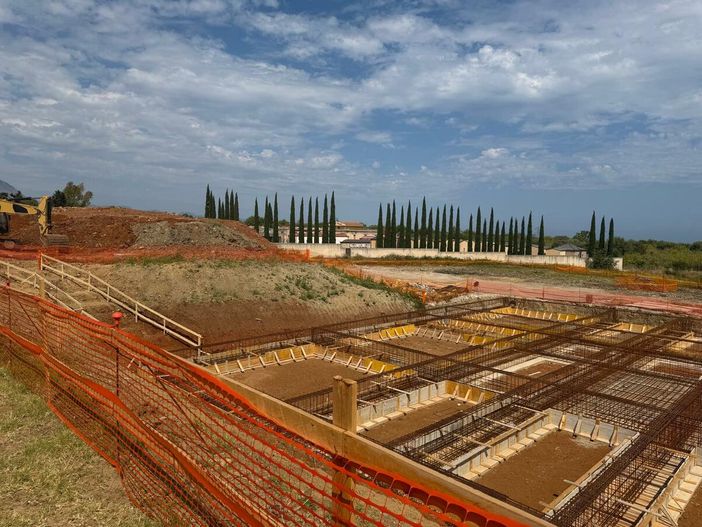 Campofelice di Roccella, dopo 70 anni nasce una nuova scuola: posata la prima pietra con la “teca del tempo” Campofelice di Roccella, dopo 70 anni nasce una nuova scuola: posata la prima pietra con la “teca del tempo”