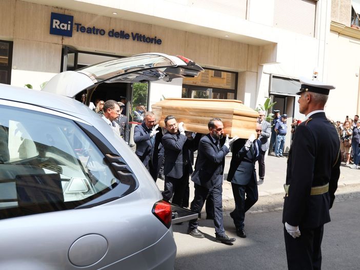 Baudo, chiusa la camera ardente al Teatro delle Vittorie