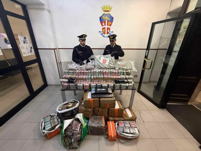 Carabinieri scoprono deposito di droga per 2,5 milioni di euro, 3 arresti a Roma Carabinieri scoprono deposito di droga per 2,5 milioni di euro, 3 arresti a Roma