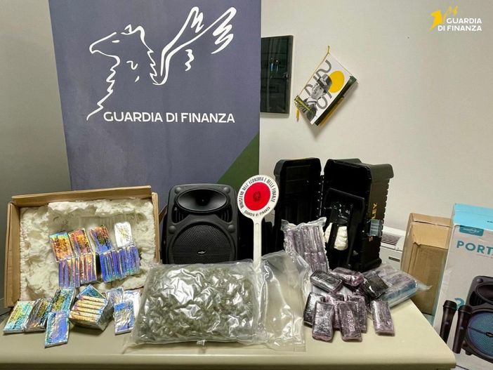 Droga dalla Spagna tra cassa acustica e attrezzi, sequestro per 6 kg a Genova
