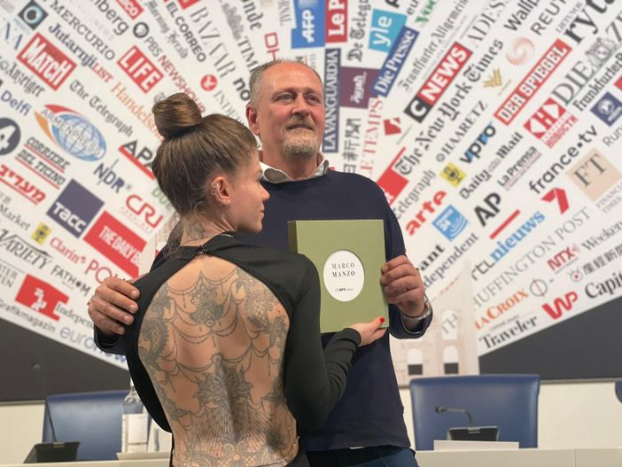 Marco Manzo un Romano dalla Biennale di Venezia al MET di New York fino a Art Basel Miami Beach 2024 Marco Manzo un Romano dalla Biennale di Venezia al MET di New York fino a Art Basel Miami Beach 2024