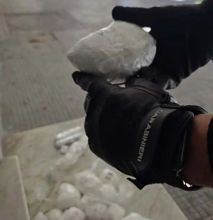 Smantellata a Caivano piazza di spaccio, sequestrato un 1,2 kg di coca Smantellata a Caivano piazza di spaccio, sequestrato un 1,2 kg di coca